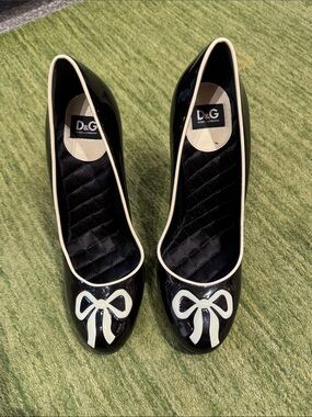 D&G Vintage Black Patent Bow Pumps